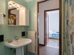A bathroom at Holiday Home Alfreda - SLR101 by Interhome