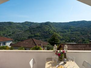 Costa CarnaraにあるApartment Casa Daiana - DOL200 by Interhomeの山の景色を望むバルコニー(テーブル付)
