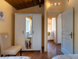ein Schlafzimmer mit einem Spiegel und ein Zimmer mit einem Bett in der Unterkunft Apartment Ca' du Mou - DOL102 by Interhome in Dolcedo