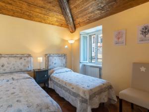 1 Schlafzimmer mit 2 Betten und einem Fenster in der Unterkunft Apartment Ca' du Mou - DOL102 by Interhome in Dolcedo