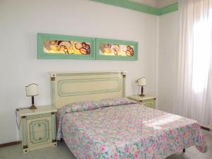 um quarto com uma cama com duas mesas de cabeceira e dois candeeiros em Apartment Bellavista-4 by Interhome em Cattolica