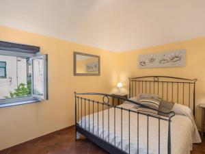 Schlafzimmer mit einem Bett und einem Fenster in der Unterkunft Apartment Ca' du Mou - DOL102 by Interhome in Dolcedo