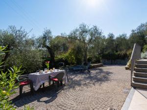 Κήπος έξω από το Apartment Casa ai Campi-3 by Interhome