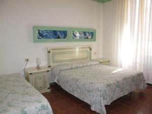 1 Schlafzimmer mit 2 Betten, 2 Tischen und einem Fenster in der Unterkunft Apartment Bellavista-3 by Interhome in Cattolica
