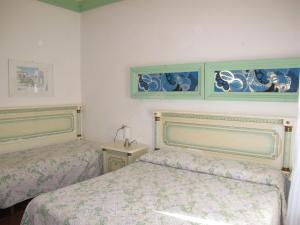 sypialnia z 2 łóżkami i niebiesko-białymi ścianami w obiekcie Apartment Bellavista A by Interhome w mieście Cattolica
