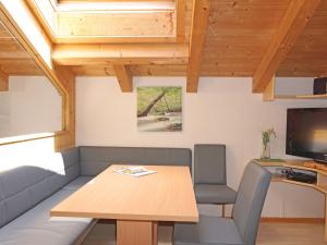 ein Esszimmer mit einem Tisch und einem TV in der Unterkunft Apartment Frischmann-3 by Interhome in Umhausen