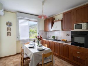 Virtuvė arba virtuvėlė apgyvendinimo įstaigoje Apartment Villa Paradiso - DOL190 by Interhome