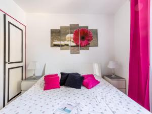 - une chambre avec un lit orné d'une fleur rouge dans l'établissement Holiday Home Mayne Pauvre by Interhome, à Carcans