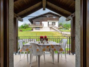 メルゴッツォにあるHoliday Home Iride by Interhomeの家のあるバルコニー(テーブル、椅子付)