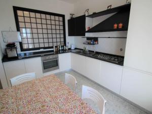 Kuchyňa alebo kuchynka v ubytovaní Apartment Orizzonte by Interhome
