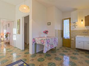 una cocina con una mesa con un jarrón de flores. en Apartment Conte Francesco I-2 by Interhome, en Certaldo