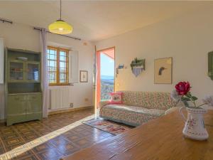 ein Wohnzimmer mit einem Sofa und einem Tisch in der Unterkunft Apartment Conte Francesco I-1 by Interhome in Aia Murata