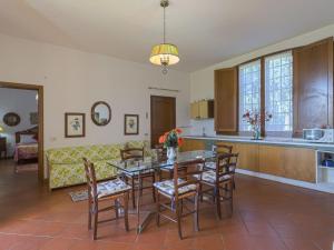 チェルタルドにあるHoliday Home Podere Conte Francesco-La Palma by Interhomeのキッチン、リビングルーム(テーブル、椅子付)
