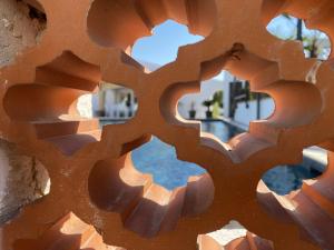 een uitzicht vanuit een raam van een gebouw met een geometrisch patroon bij Hôtel du Pont Blanc in Saintes-Maries-de-la-Mer