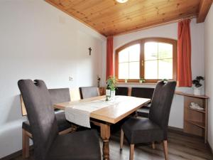 een eetkamer met een houten tafel en stoelen bij Apartment Alpin by Interhome in Hainzenberg