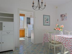 Una cocina con una mesa con un jarrón de flores encima. en Holiday Home Podere Conte Francesco-Alvino by Interhome, en Certaldo