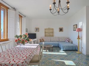 una sala de estar con una mesa y un sofá en Holiday Home Podere Conte Francesco-Alvino by Interhome, en Certaldo 43 fotos más
