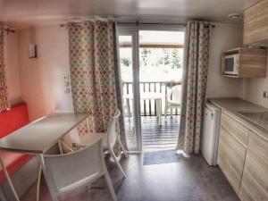 kuchnia ze stołem i krzesłami oraz balkon w obiekcie Holiday Home Sunset Terrace by Interhome w Pradze