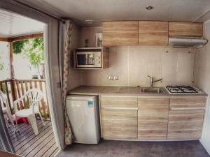 Kuchyňa alebo kuchynka v ubytovaní Holiday Home Sunset Terrace by Interhome