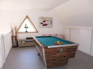 a room with a pool table in a room at Holiday Home Les Embruns by Interhome in Sarzeau