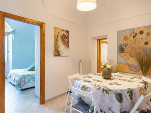 CipressaにあるHoliday Home Francesca - SLR212 by Interhomeのダイニングルーム(テーブル、ベッド付)