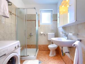 Kúpeľňa v ubytovaní Holiday Home House Eric&Paolo by Interhome