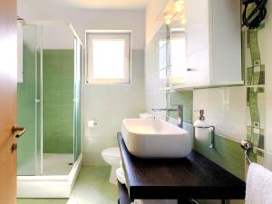Kúpeľňa v ubytovaní Holiday Home House Eric&Paolo by Interhome