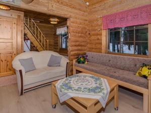 - un salon avec un canapé, une chaise et une table dans l'établissement Holiday Home Lohi- lie14 by Interhome, à Kylänlahti