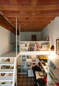 een kamer met witte stapelbedden en een bureau bij Dimora Coccapani in Pisa