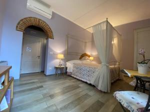 ein Schlafzimmer mit einem Himmelbett in der Unterkunft Il Buonumore in Montepulciano