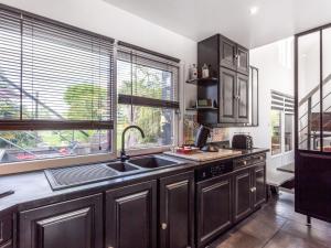 Η κουζίνα ή μικρή κουζίνα στο Holiday Home Valhalla- chez Emile by Interhome