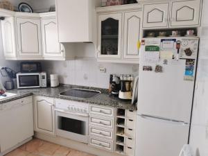 Kuchyňa alebo kuchynka v ubytovaní Casa adosada - Los Boliches - Fuengirola