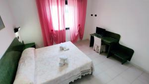 a small room with a bed and a piano at Hotel Mater Mediterranea in Senorbì