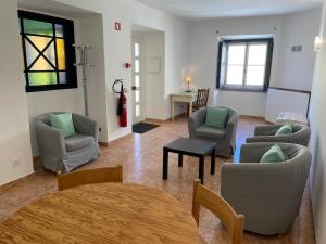 Una sala de estar con dos sillas y una mesa. en HI Oeiras – Pousada de Juventude, en Oeiras