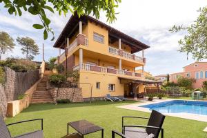 ein Haus mit Pool davor in der Unterkunft Casa Xixella a 15 min de Sitges in Olivella