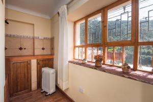 a room with a window and a radiator in a room at Ayenda Casa Escondida San Cristóbal Premium in Cusco