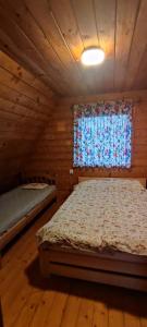 Tempat tidur dalam kamar di Dom w Czostkowie na Suwalszczyźnie