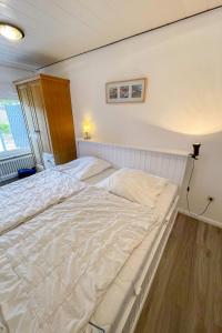 1 Schlafzimmer mit 2 weißen Betten in der Unterkunft Apartment Riff by Interhome in Norddeich