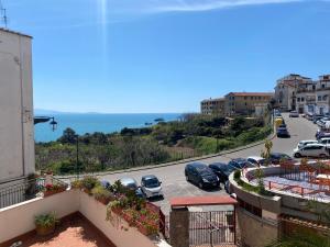 vista su una strada con auto parcheggiate in un parcheggio di Lemonsea amalfitan house a Vietri