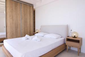 Кровать или кровати в номере Dreamy Cycladic Luxury Summer Villa 1