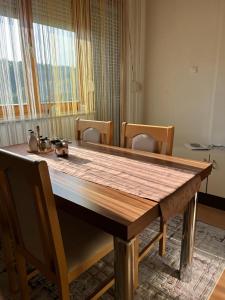 Prostor za ručavanje u apartmanu