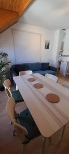 ein Wohnzimmer mit einem Tisch und einem blauen Sofa in der Unterkunft Aras Biescas in Biescas