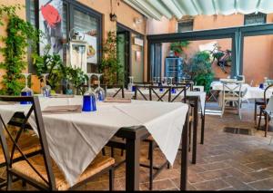 a restaurant with tables and chairs in a room at Hotel Casa Mia in Rome