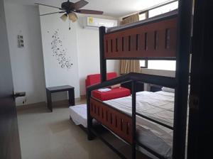 Un dormitorio con dos literas y un ventilador de techo. en Acogedor apartamento con excelente vista al mar., en Santa Marta 11 fotos más