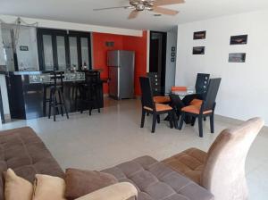 una sala de estar con un sofá y una mesa en Acogedor apartamento con excelente vista al mar., en Santa Marta