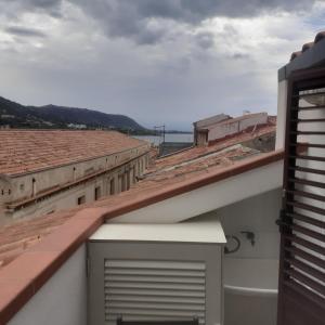 uitzicht op de daken van sommige gebouwen bij A casa dell'artista in Cefalù