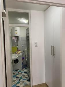 Stan na dan في دوبوي: حمام صغير مع مرحاض ومغسلة