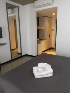 una pila de toallas sentadas sobre una mesa en Babel Studios, en Buenos Aires