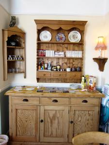 uma cozinha com uma grande ilha de madeira num quarto em Black Swan Guest House em Marton