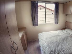 Postel nebo postele na pokoji v ubytování Holiday Home Prima Plus by Interhome
